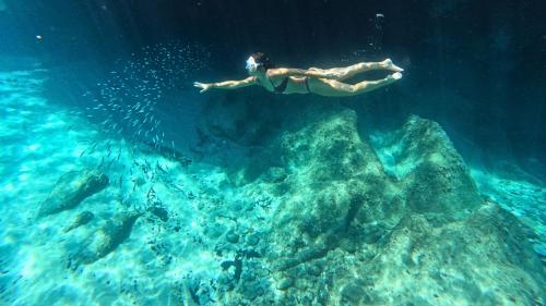 Ragazza fa snorkeling nel Golfo di Orosei