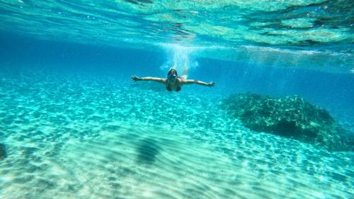 Ragazza fa snorkeling nel Golfo di Orosei