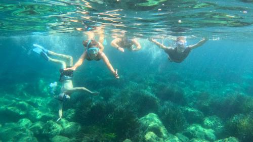 Ragazzi fanno snorkeling nel Golfo di Orosei