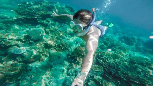 Ragazzo fa snorkeling nell'acqua azzurra del Golfo di Orosei