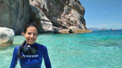 Giovane ragazza partecipa a un'escursione di snorkeling nel Golfo di Orosei