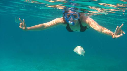Ragazza fa snorkeling nel Golfo di Orosei