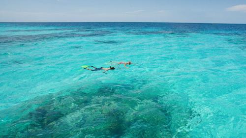 Due ragazzi fanno snorkeling nella spiaggia di S'Abba Meica a Dorgali