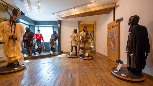 Museumsraum mit sardischen Masken