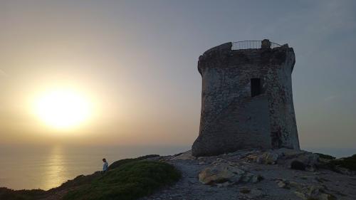 Die Sonne geht hinter Torre Falcone unter