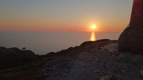 Sonnenuntergang über dem Meer von Capo Falcone