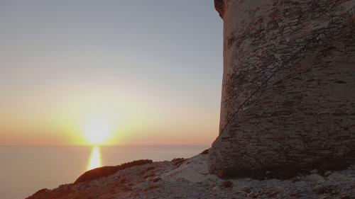 Tramonto sull'orizzonte e torre del Falcone