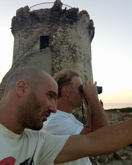 Der Fremdenführer und ein Wanderer blicken vom Falcone-Turm auf den Horizont