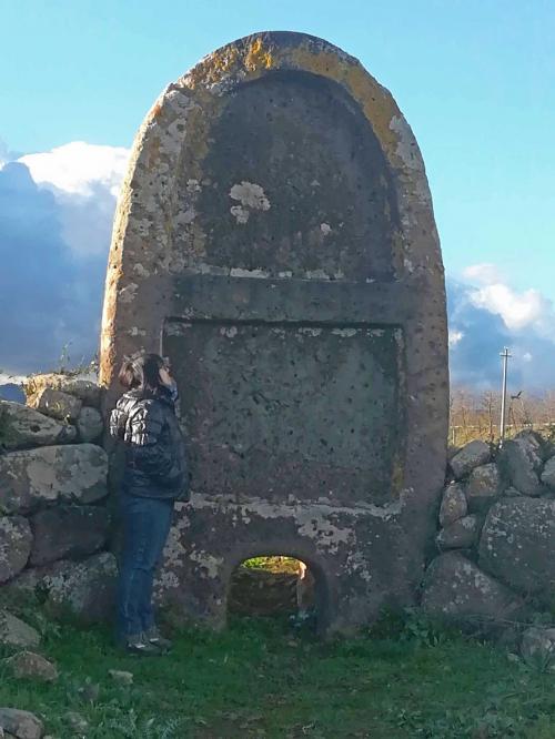 Ragazza osserva entrata della tomba dei giganti a Borore