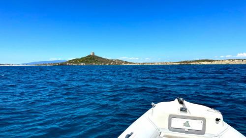 Blick vom Beiboot auf die Sinis-Halbinsel