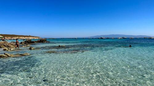 Blaues Meer an der Küste von Mal di Ventre