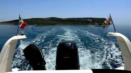 Sailing by dinghy to Mal di Ventre