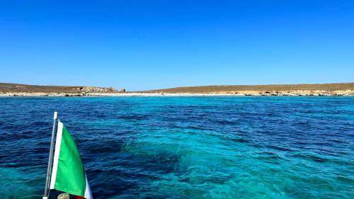 Vista dalla barca sulla costa di Mal di Ventre