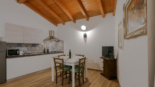 Cucina di un appartamento con soffitto in legno