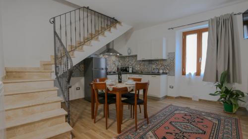 Cocina de un piso con mesa y sillas de madera