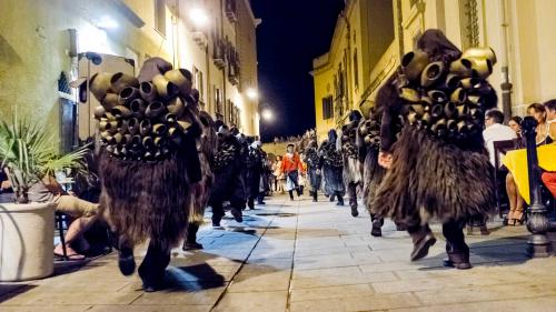 Mamuthones durante un desfile