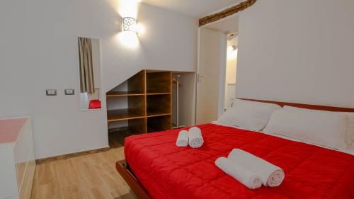 Habitación en un piso con cama roja