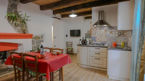 Cocina de un piso con mantel rojo