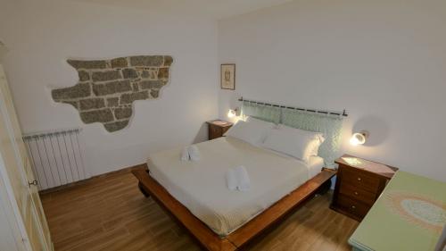 Habitación en un piso con cama amarilla