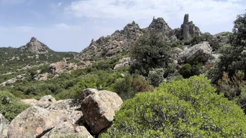 Granite peaks in the Seven Brothers Park