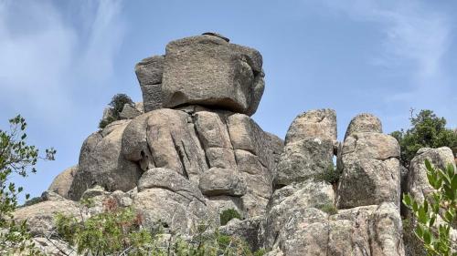 Roches granitiques dans le sud-est de la Sardaigne