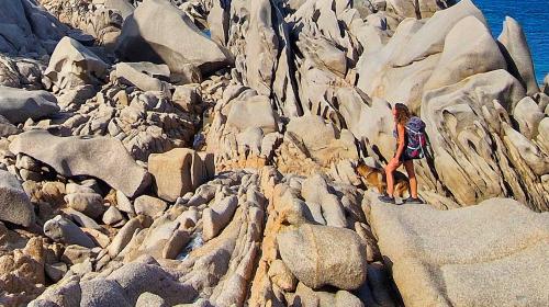 Ragazza sulle rocce nella Valle della Luna