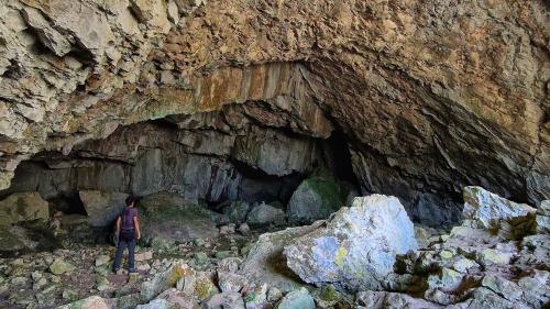 Wanderer in einer Höhle in Montalbo