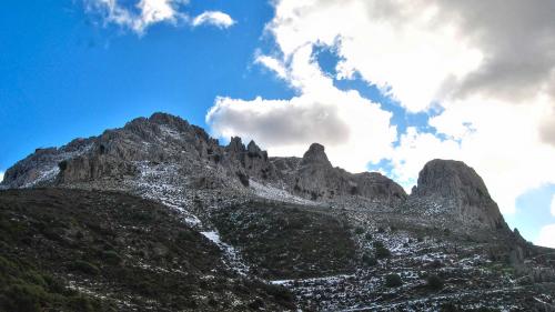 Die schneebedeckten Gipfel des Montalbo in Lula