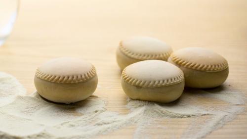 Panadas sur la table avec de la farine