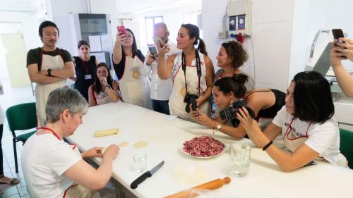 Les participants photographient le guide en train de préparer des panadas