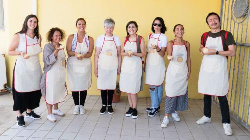 Les participants heureux montrent les panadas qu'ils ont fabriquées