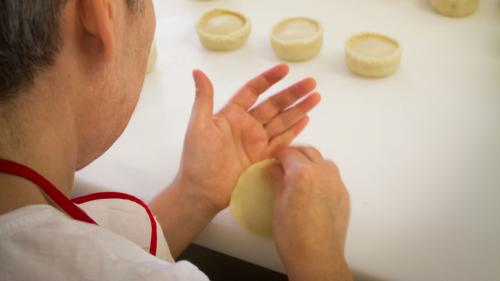 Le cuisinier ferme les Panadas