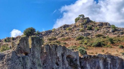 Nuraghe Torru auf dem Gipfel des Berges