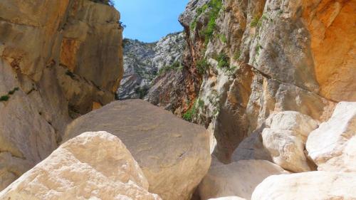 Weiße Kalksteinblöcke in der Gorropu-Schlucht