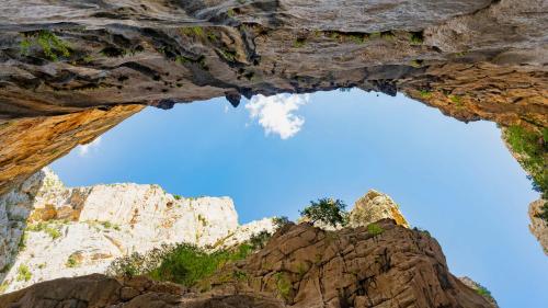 Vista sul cielo dall'interno del canyon di Gorropu