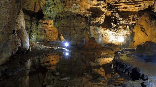 Visita al interior de la cueva de Marmuri durante el recorrido por la Zona Azul