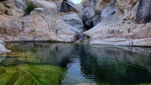 Blick auf den Bau Mela Wasserfall