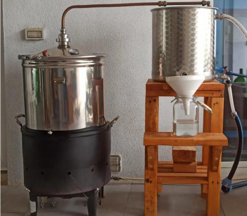 Alambique utilizado para extraer las sustancias básicas de la ginebra