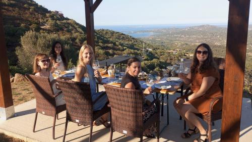 Unas chicas disfrutan del gin en Olbia con vistas al Golfo de Marinella