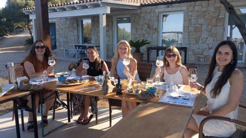 Cinco chicas disfrutan del gin en una terraza