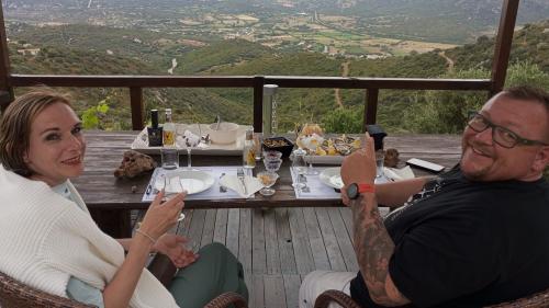 Dos clientes disfrutan de un gin en una terraza panorámica