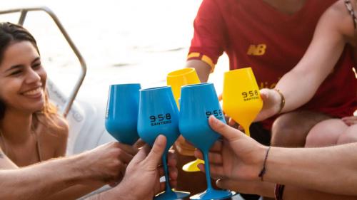 Brindis durante la excursión al atardecer a Porto Flavia con aperitivo