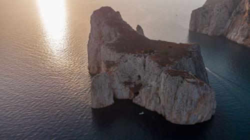 Vue du Pain de Sucre au coucher du soleil lors d'une excursion en canot pneumatique