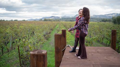 Zwei Mädchen vergnügen sich beim Besuch einer Weinkellerei in der Region Iglesiente