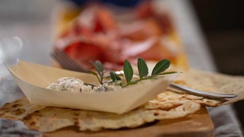 Détail du fromage lors d'une dégustation dans une cave à Iglesias