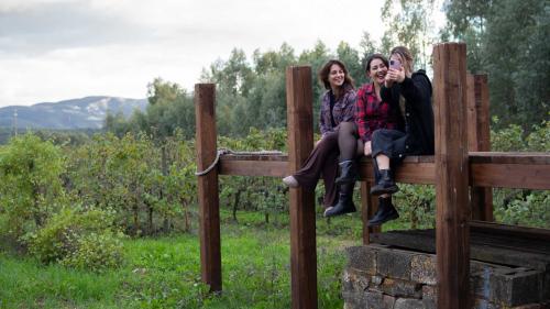 Drei Mädchen vergnügen sich beim Besuch einer Weinkellerei in der Region Iglesiente