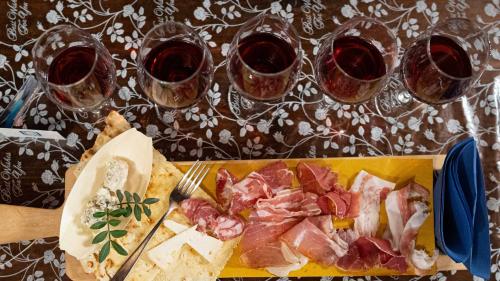 Degustazione di 5 vini con tagliere di salumi e formaggi