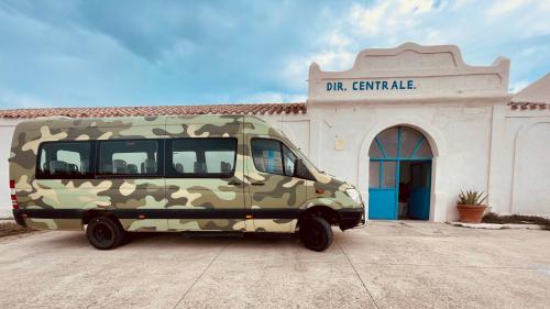 Der Kleinbus hält vor der Zentralniederlassung in Cala d'Oliva auf der Insel Asinara