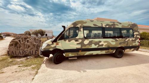 Arrêt du minibus à Cala Reale sur l'île de l'Asinara