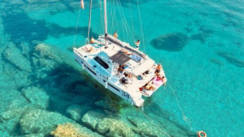 Catamarán en las aguas cristalinas de Asinara